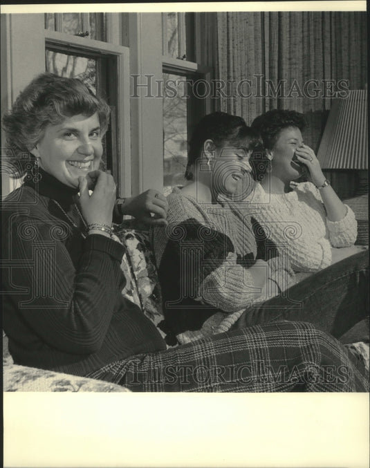 1984 Press Photo Karen Robinson and others laughing - mjb86333 - Historic Images