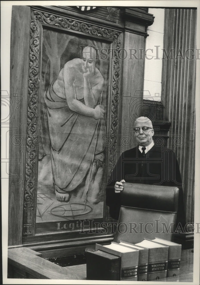 1968 Press Photo Circuit Judge Elmer W. Roller at his bench - mjb86378-Historic Images