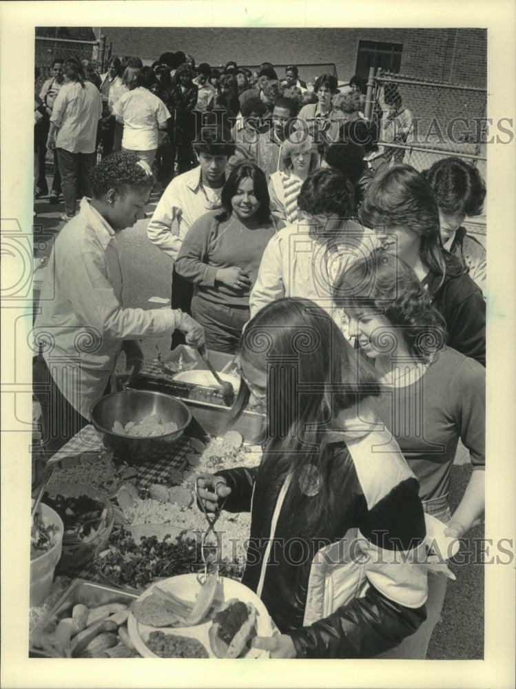 1983 Press Photo South Division H.S. students enjoy picnic in their honor - Historic Images