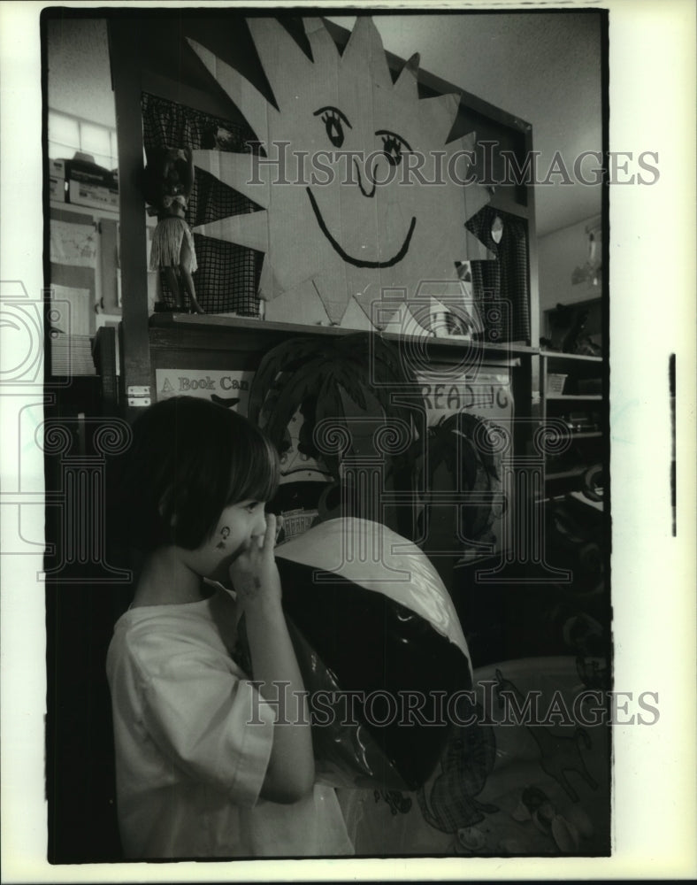 1995 Press Photo Karina Strumbas participates in search day, St. Francis Borgia - Historic Images