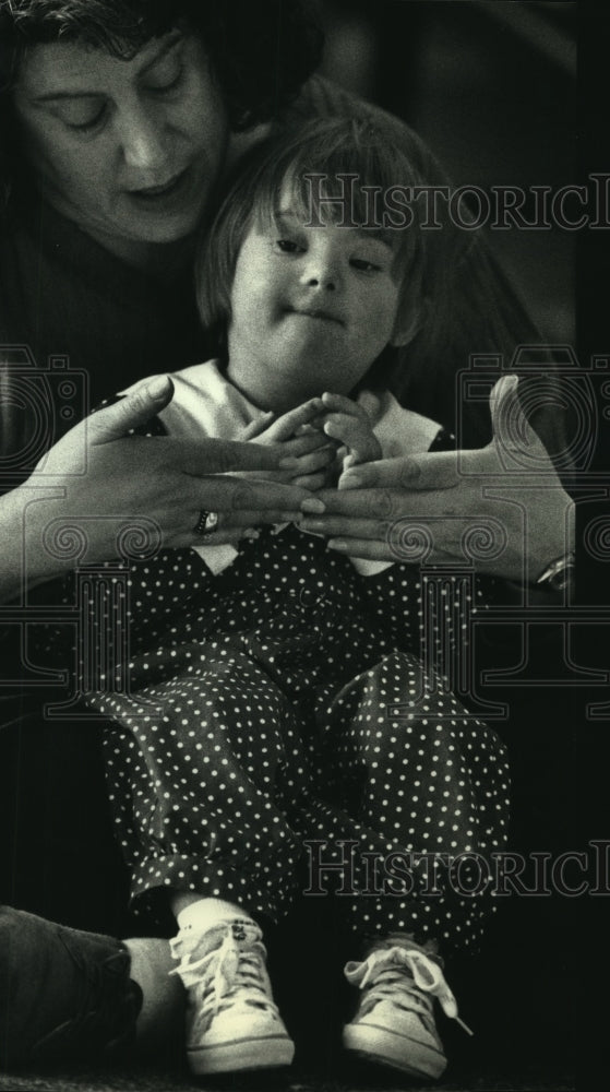 1993 Press Photo St. Francis CHildren&#39;s Center teacher Jeri Marcuvitz with child - Historic Images