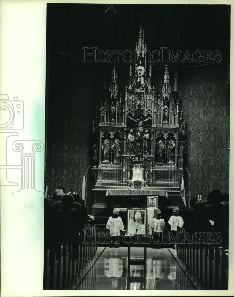 1981 Parishioners at St. Casimir Catholic Church pray for Poland-Historic Images