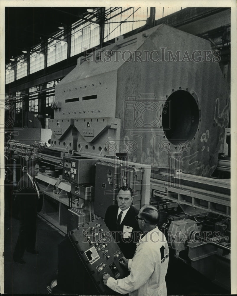 1965 Press Photo Clayton Wells and Robert Patzfahl at Nordberg Manufacturing,-Historic Images