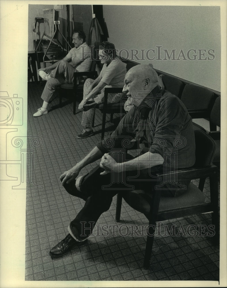 1985 Press Photo Senior citizens take part in fitness program, Columbia Hospital-Historic Images