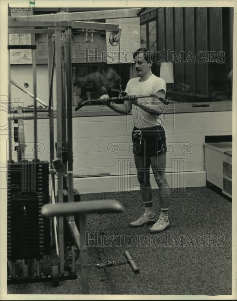 1985 Press Photo Brown Deer Treasurer Gary Karshna worked out on weights - Historic Images