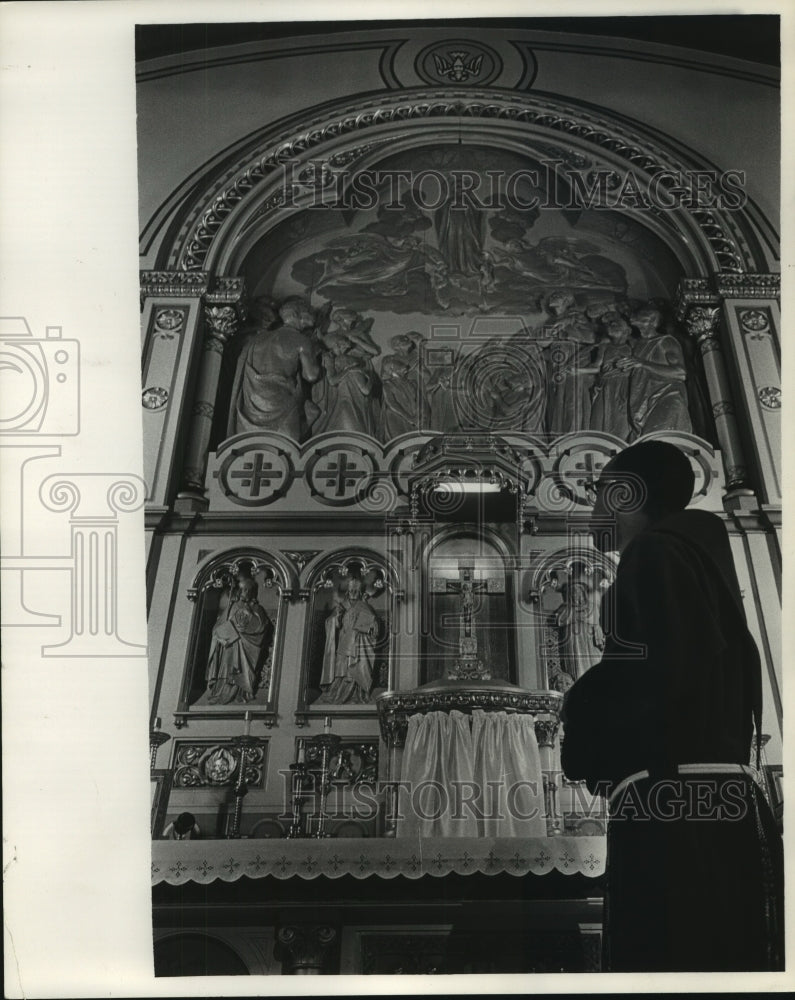 1965 Press Photo Father Robert Harrison, at alter, St. Benedict the Moor church-Historic Images