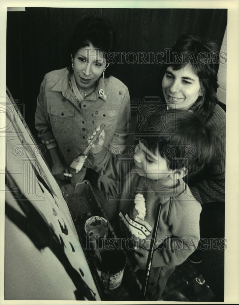 1986 Press Photo Jewish Community Center-Regina Safran works on art with child - Historic Images
