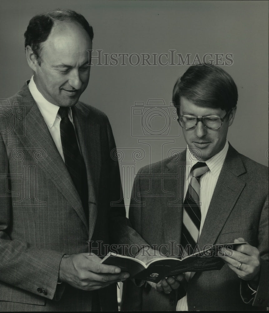 1983 Press Photo Principles examine prospectus for new Nicholas ll mutual fund-Historic Images