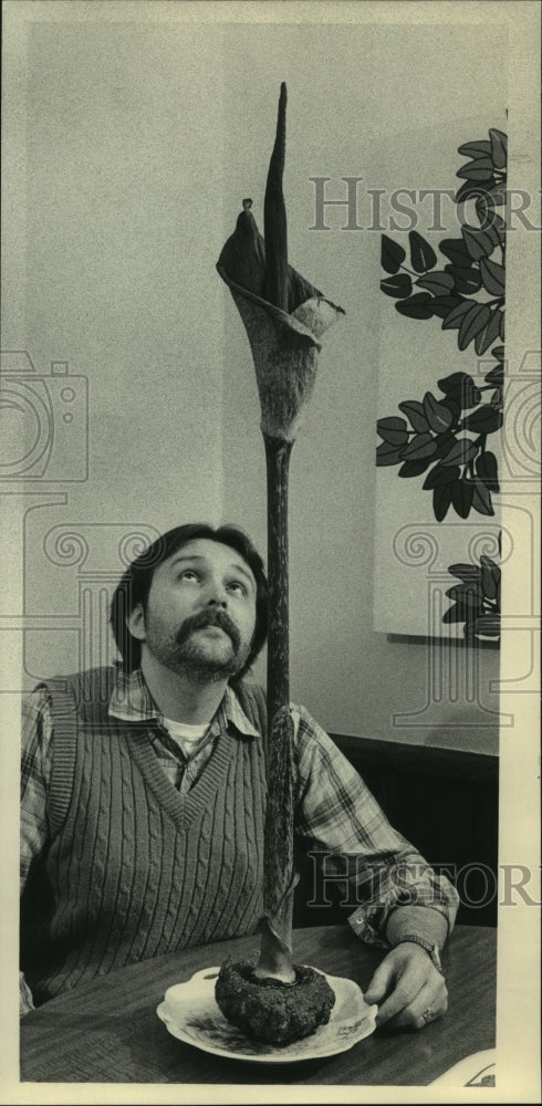 1983 Press Photo John C. Walter and his 2-foot-high Amorphophallus rivieri plant - Historic Images