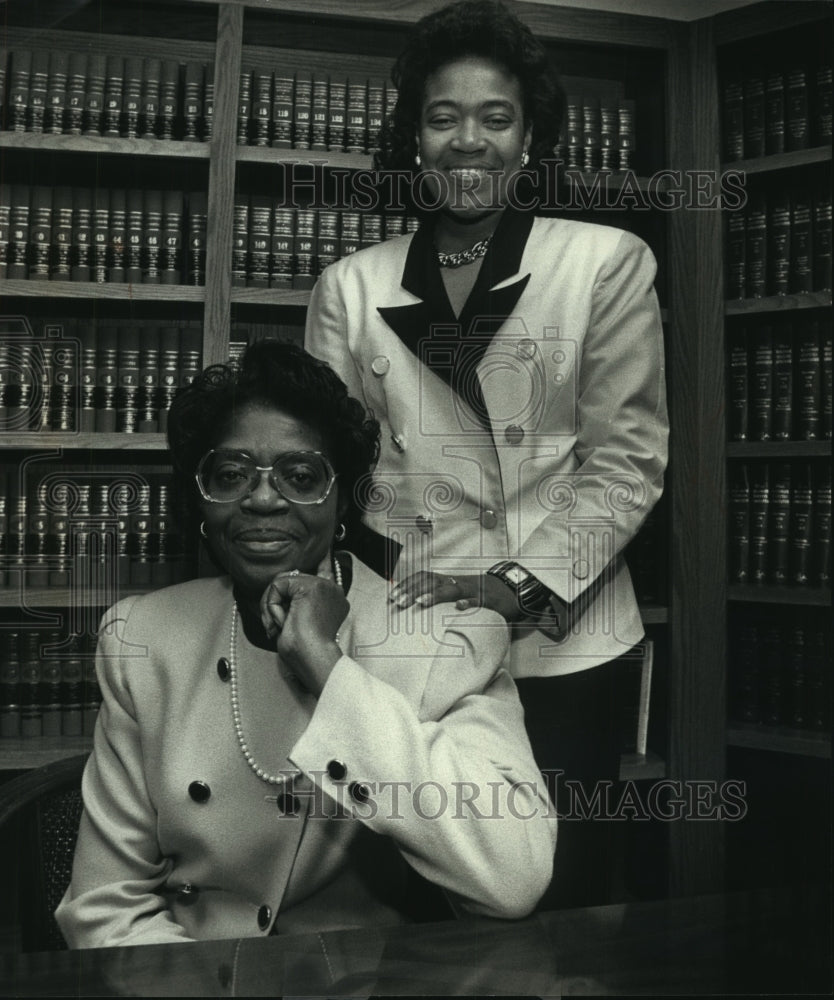 1991 Press Photo Milwaukee attorney Christina Pitts &amp; her law partner, Trinette - Historic Images