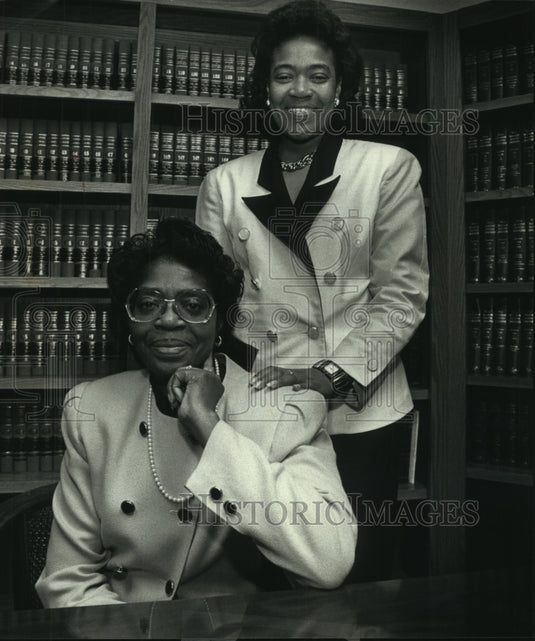 1991 Press Photo Milwaukee attorney Christina Pitts & her law partner, Trinette - Historic Images