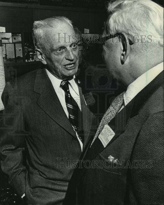1974 Press Photo George Pitrof talking to Police Chief Harold A. Breier in 1974. - Historic Images