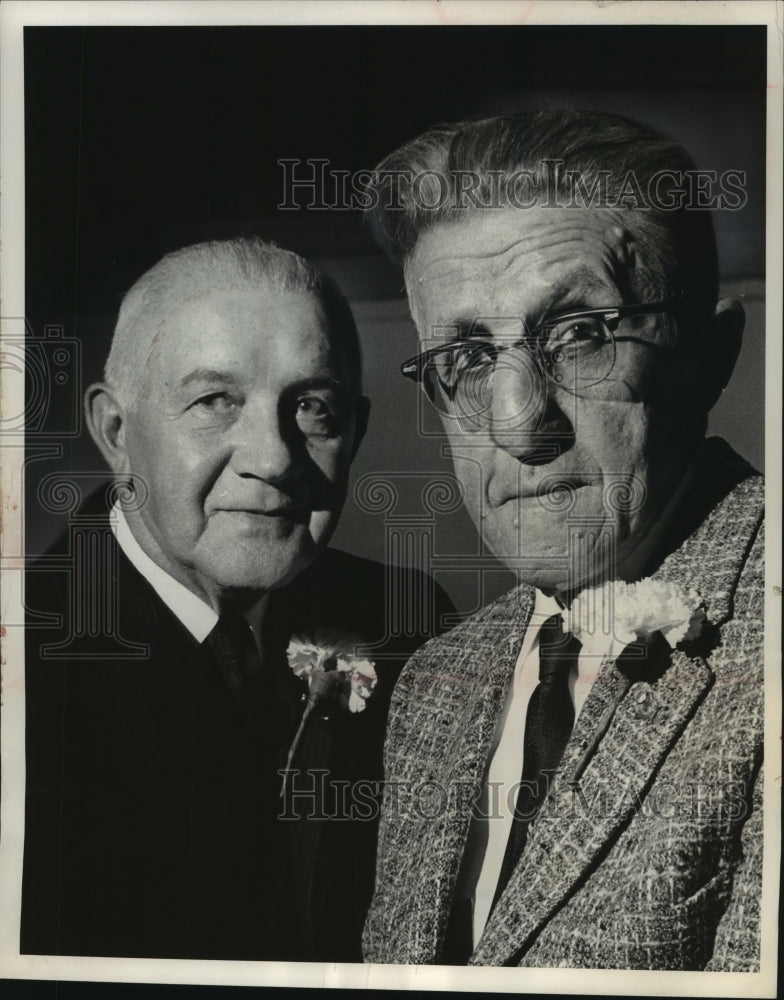 1986 Press Photo Emile Rode and Paul Mutzenbauer reach 45 years postal service - Historic Images