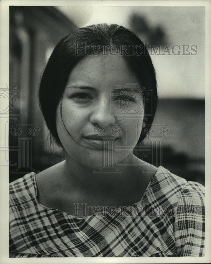 1975 Press Photo Guadalupe Romero, co-writer of directory for Latin community - Historic Images