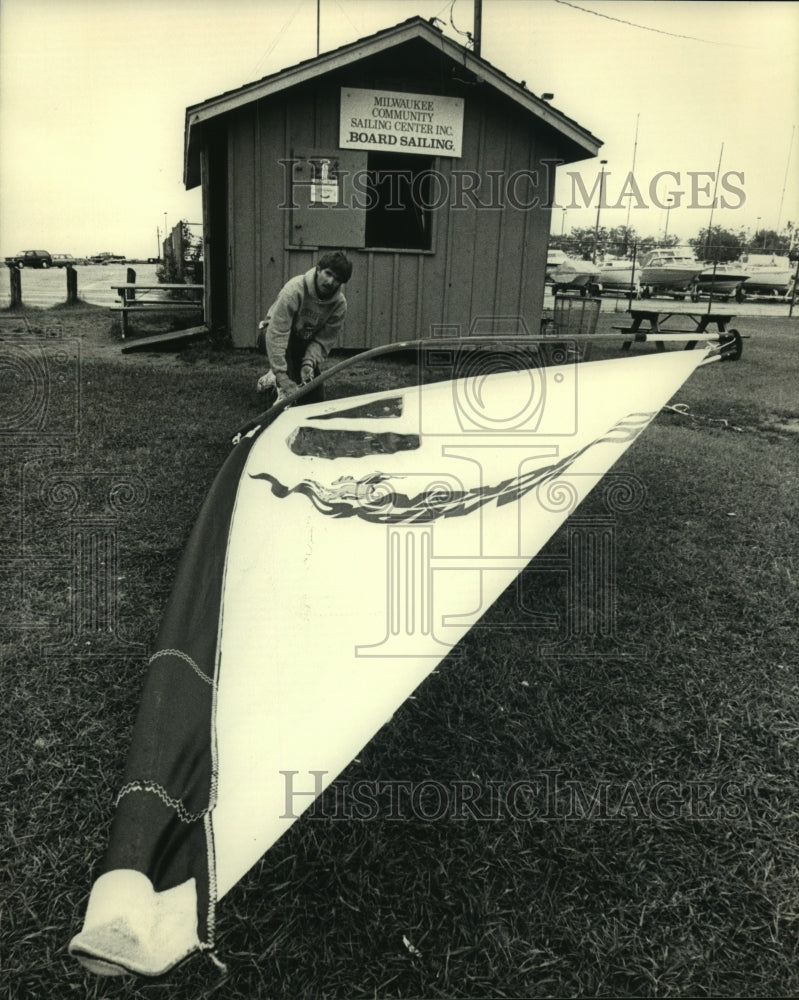 1986 Paul Hartwig rigged up his sailboard - Historic Images