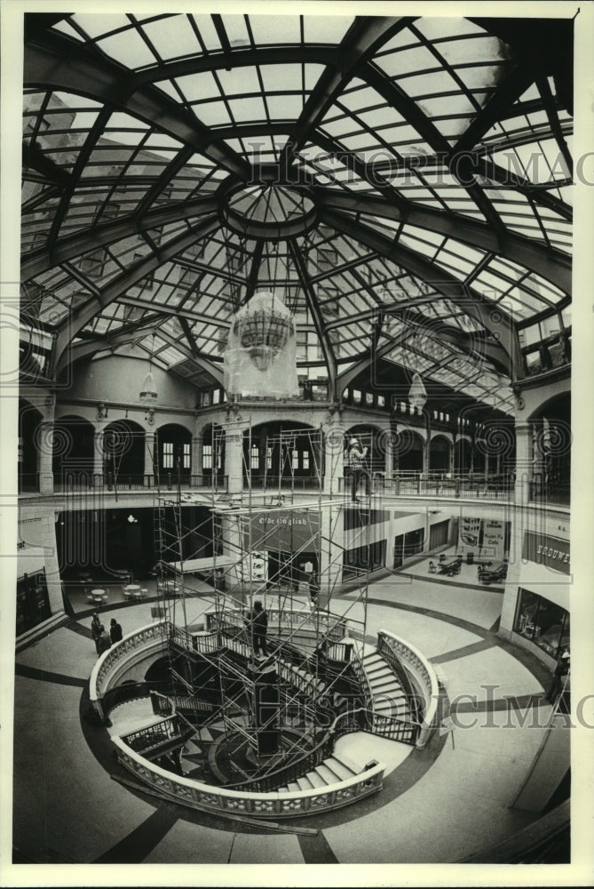 1982 Press Photo Construction Works Do Restorative Work In Plankinton Building - Historic Images