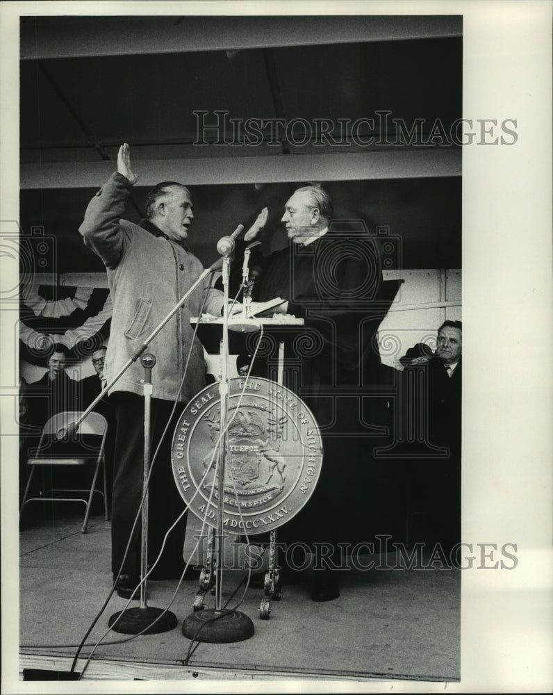 1965 Press Photo Governor Romney of Michigan repeats the oath of office-Historic Images