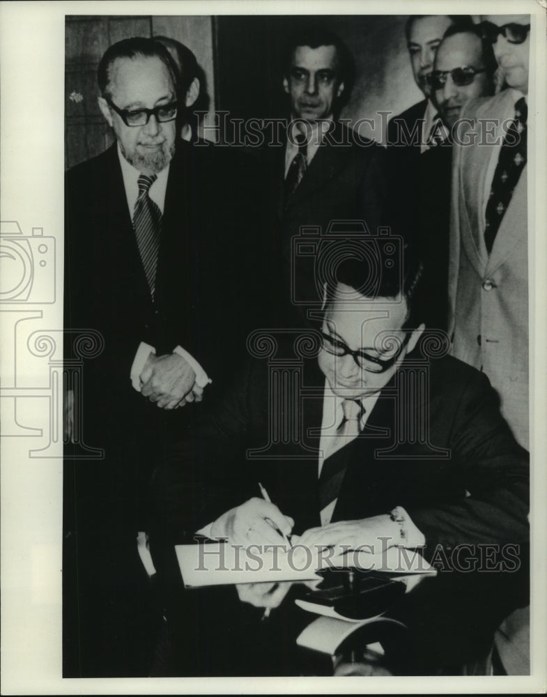 1975 Press Photo Cuban Trade Minister Marcelo Fernandez Pont signs credit deal - Historic Images