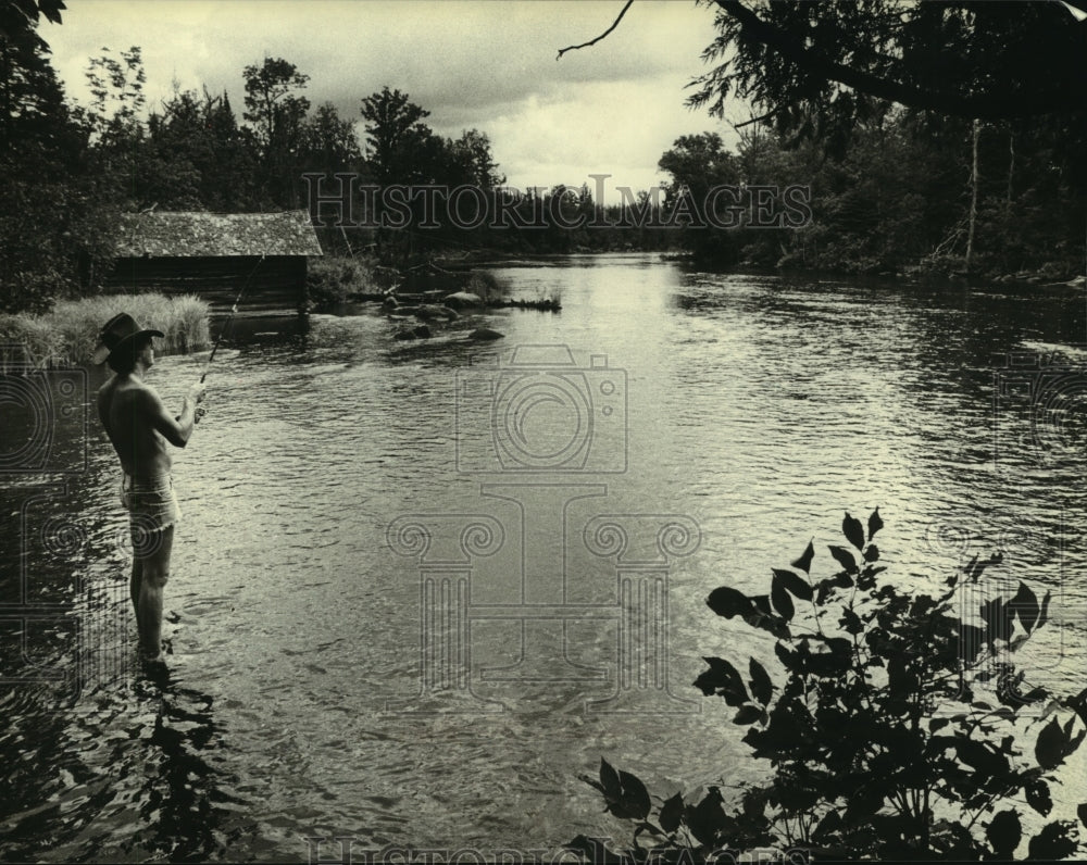 1980 Press Photo Dave Steinmetz fishes on a quiet stretch of the St. Croix River - Historic Images