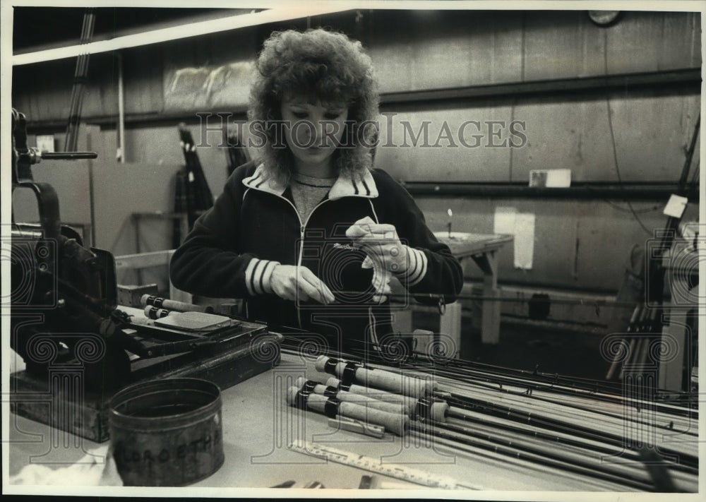 1989 Press Photo Carol Tobish at St. Croix of Park Falls Ltd, Wisconsin. - Historic Images