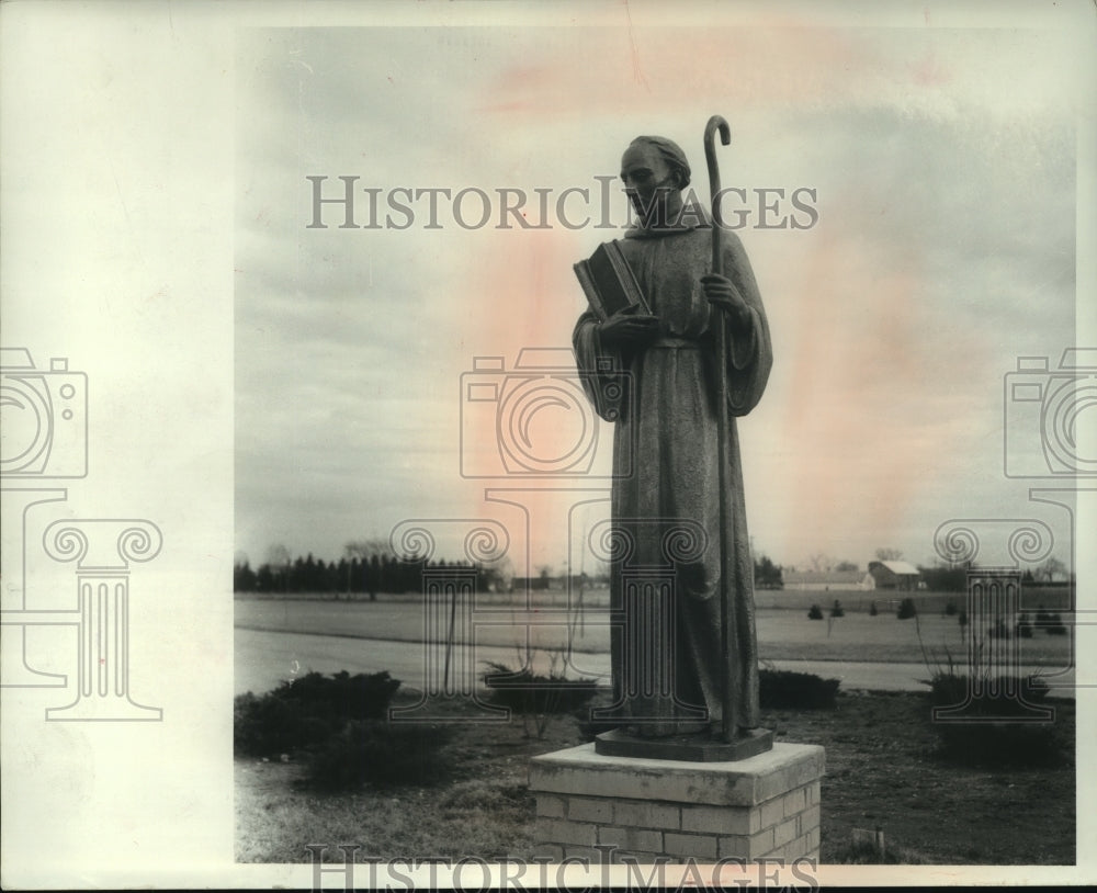 1967 Press Photo St. Columban statue at St. Columban college, in Oconomowoc.-Historic Images