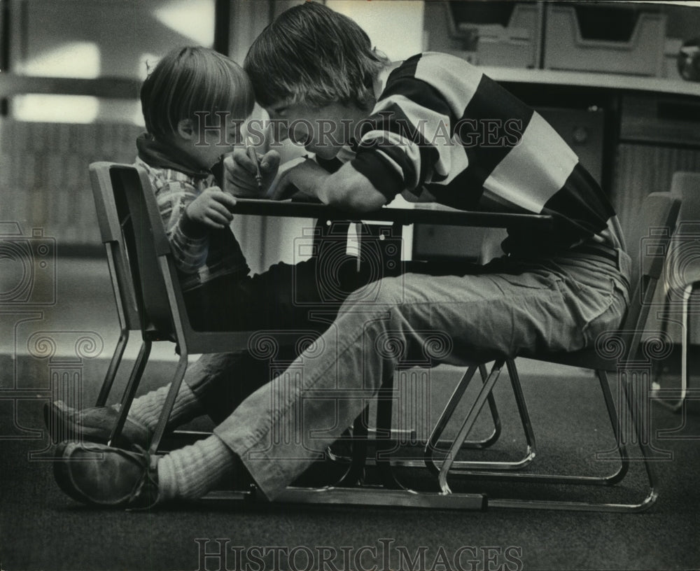 1978 Press Photo Child at Saint Francis Children&#39;s Activity Center With Teacher - Historic Images
