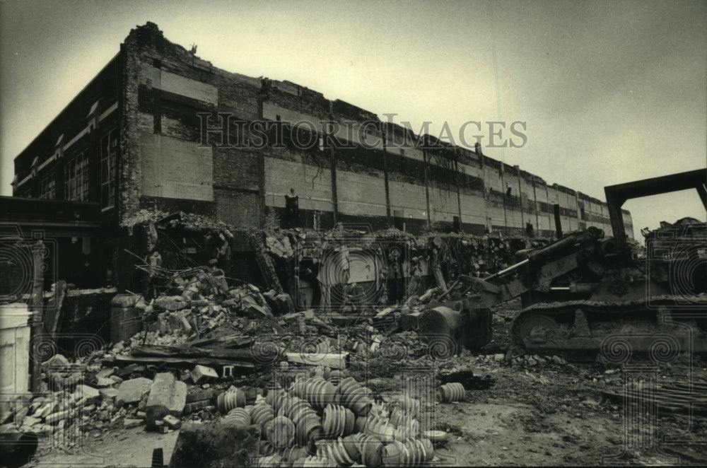 1987 Lakeside Power Plant being demolished, St. Francis, Wisconsin - Historic Images