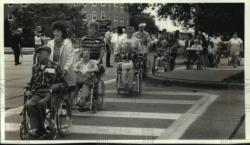 1989 St. Camillus Health Center wheelchair caravan head to the zoo. - Historic Images