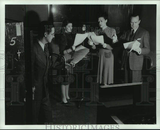 1986 Press Photo Director Richard Leonard cues "Stella Dallas" scene - mjb87411 - Historic Images