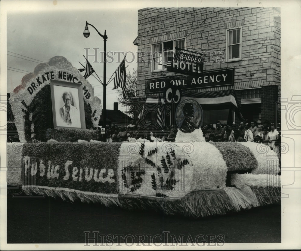 1954 A float honoring Dr. Kate Newcomb, Penny Parade, Wisconsin - Historic Images