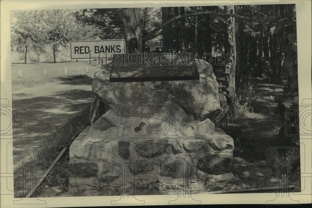 1934 Press Photo A sign for Red Banks near roadside plaque - mjb87419- Historic Images