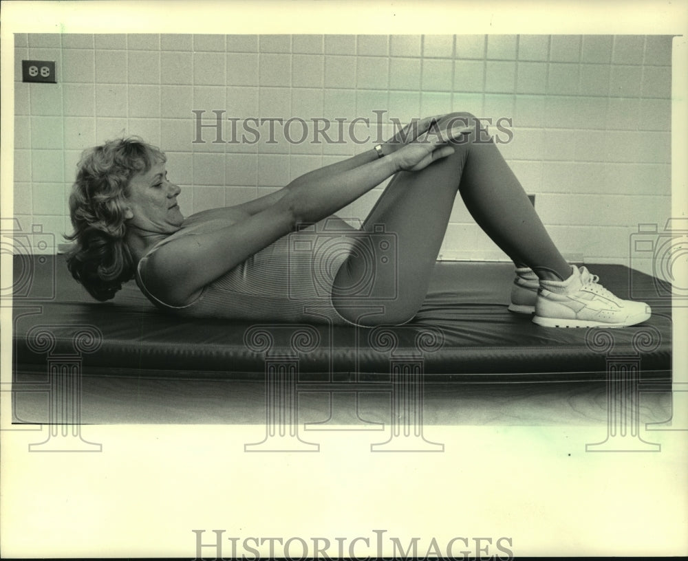 1985 Susan Thompson demonstrates the diagonal curl-up - Historic Images