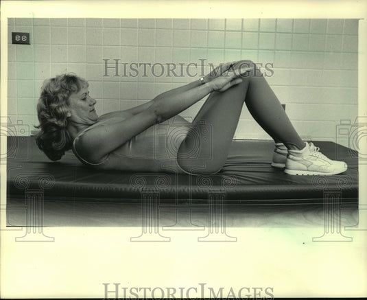 1985 Susan Thompson demonstrates the diagonal curl-up - Historic Images