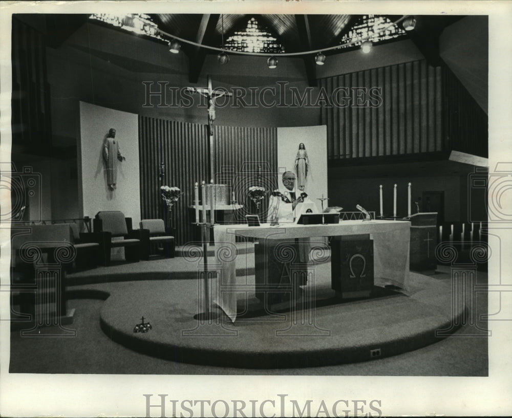 1967 Press Photo Father Bernard D. Gapinsky at altar of new St. Alexander Church- Historic Images