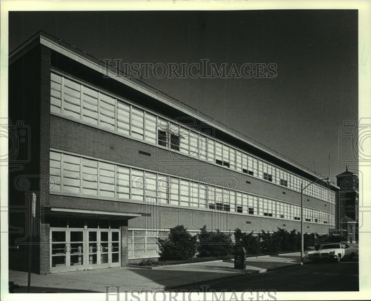 1981 Press Photo Saint Anne's School with movable thermal quilts window covers.-Historic Images