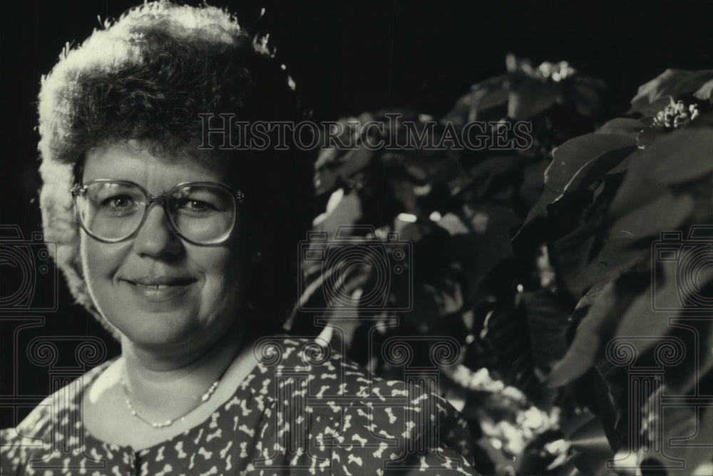 1989 Press Photo Carol Sagan, community volunteer, Oak Creek - mjb87555 - Historic Images