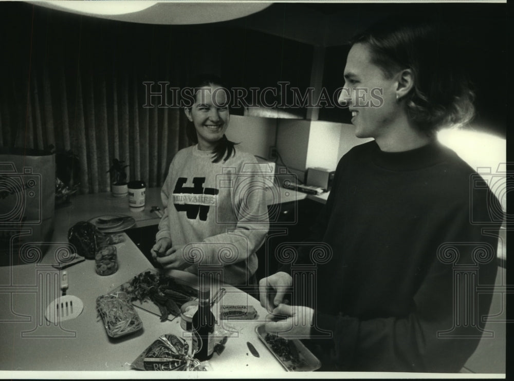 1993 Press Photo Women at St. Catherine Residence for Young Women, Milwaukee - Historic Images