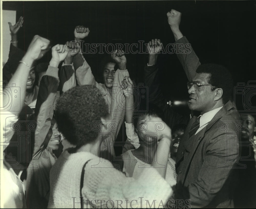 1982 Press Photo Orville E. Pitts and supporters, primary night party, Chez 21-Historic Images