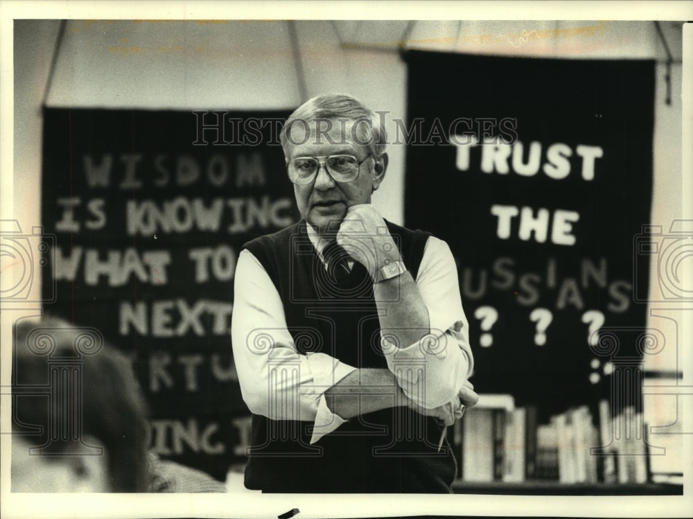 1989 Press Photo Tom Rondeau teaches students about events in Eastern Europe - Historic Images