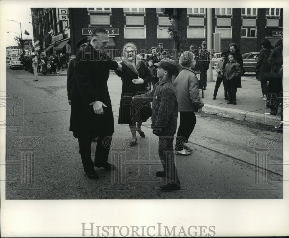 1965 Press Photo Governor Romney walked along Stephenson Avenue in Iron Mountain- Historic Images