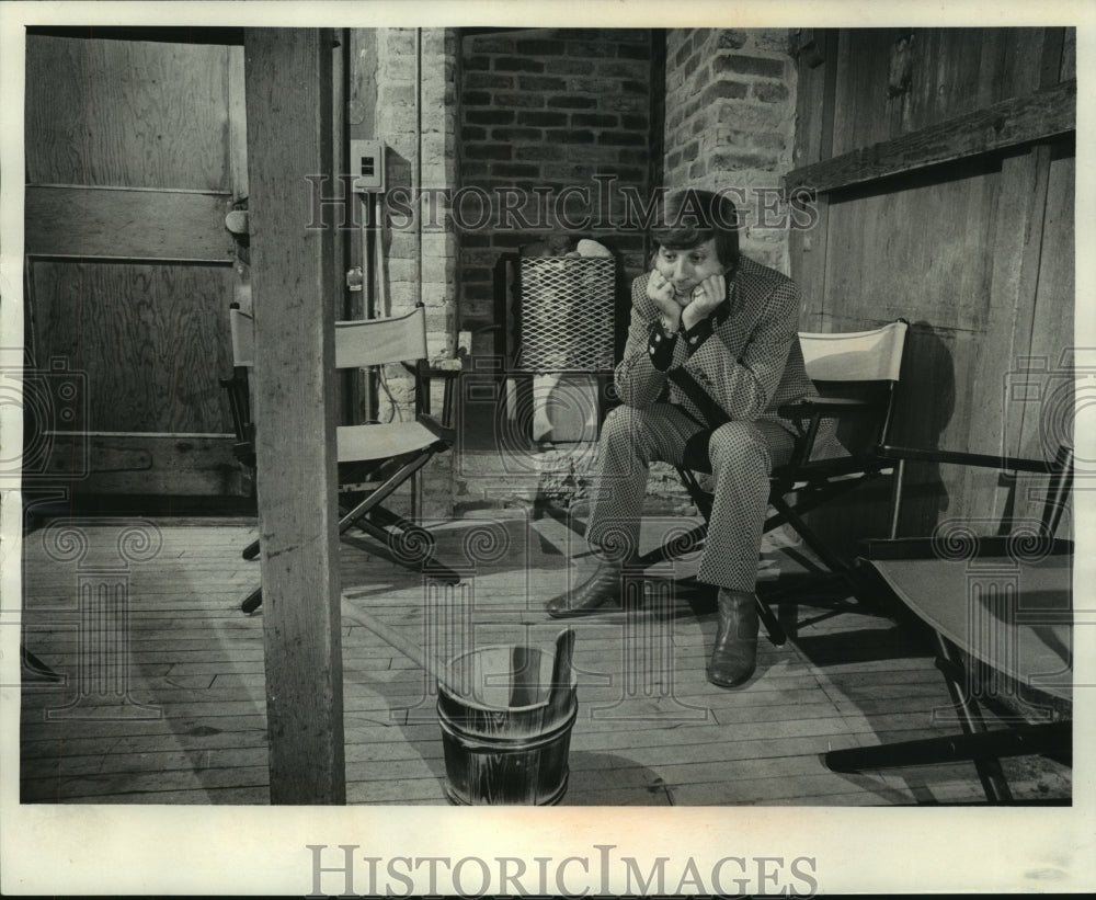 1972 Press Photo Eddie Siegel sits in his planned sauna-massage parlor - Historic Images