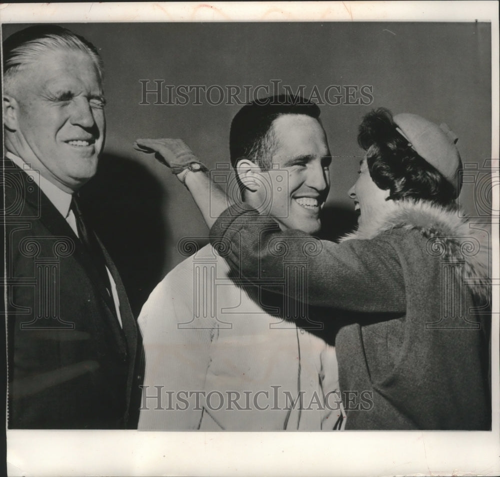 1964 Press Photo Governor George Romney and wife en route to Hawaii for vacation - Historic Images