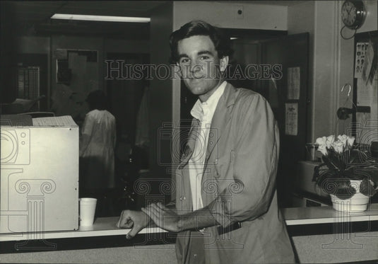 1982 Philip Jennings Jr. Volunteered At County Medical Complex-Historic Images