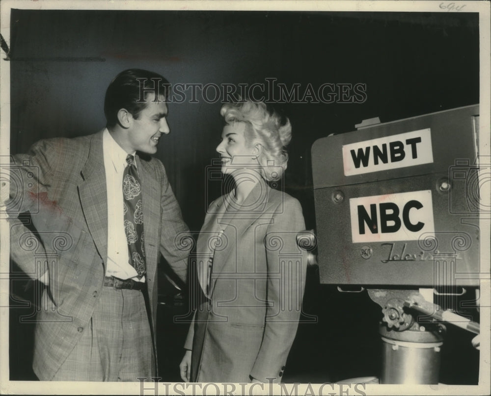 1949 Press Photo TV director Doug Rodgers &amp; Gregg Sherwood, fellow Wisconsinites-Historic Images