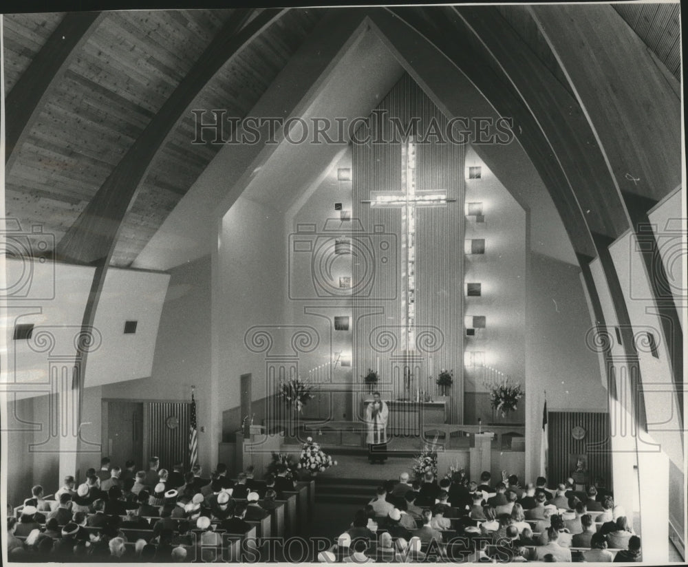 1958 Press Photo Interior view, St. Peter&#39;s Lutheran Church sanctuary, Milwaukee-Historic Images