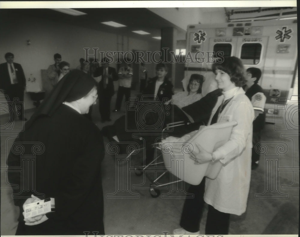 1994 Sister Rene Rose &amp; emergency patients at St. Mary&#39;s in Mequon-Historic Images