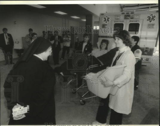 1994 Sister Rene Rose & emergency patients at St. Mary's in Mequon-Historic Images
