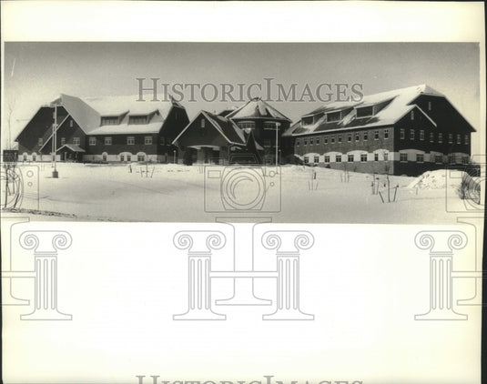 1994 Press Photo The architecture of St. Mary's Hospital-Ozaukee resembles barn - Historic Images