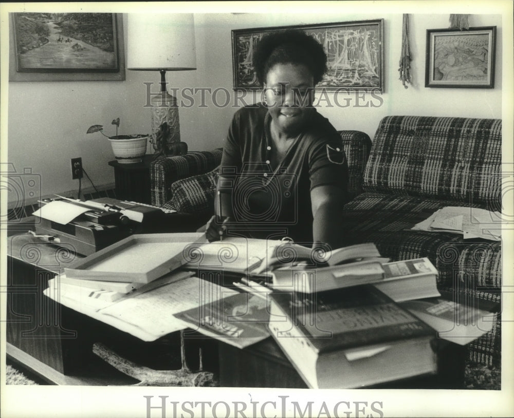 1983 Wilma Harrington Robinson a local writer working at her desk. - Historic Images