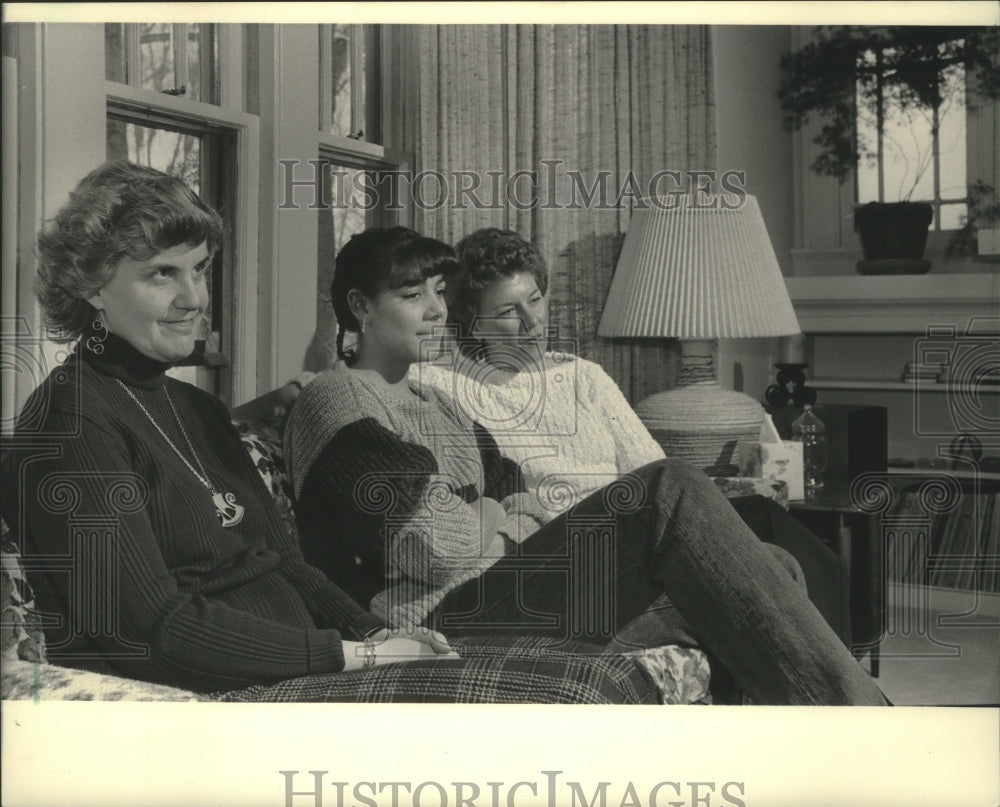 1984 Press Photo Laura Robison between her adopted mother and natural mother - Historic Images